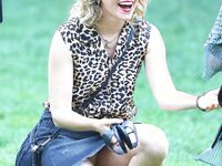 Elizabeth Banks Paparazzi Bikini And Panties Upskirt Pics