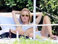 Gillian Anderson Nude Pussy And Nipples Photos