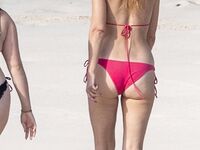 Gwyneth Paltrow Nude, Upskirt, Bikini Photos Collection