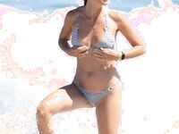 Gwyneth Paltrow Nude, Upskirt, Bikini Photos Collection