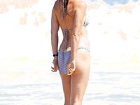 Gwyneth Paltrow Nude, Upskirt, Bikini Photos Collection