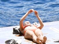 Gwyneth Paltrow Nude, Upskirt, Bikini Photos Collection