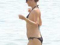 Gwyneth Paltrow Nude, Upskirt, Bikini Photos Collection