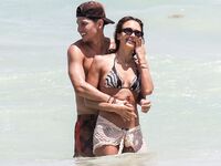 Jessica Alba Parazzi Bikini And Sexy Beach Photos