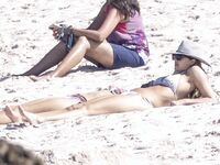 Jessica Alba Parazzi Bikini And Sexy Beach Photos