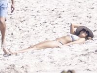 Jessica Alba Parazzi Bikini And Sexy Beach Photos