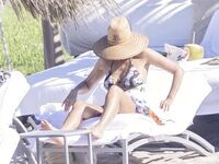 Jessica Alba Parazzi Bikini And Sexy Beach Photos