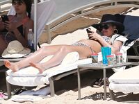 Jessica Alba Parazzi Bikini And Sexy Beach Photos