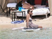Jessica Alba Parazzi Bikini And Sexy Beach Photos