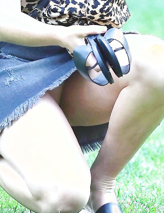 Elizabeth Banks Paparazzi Bikini And Panties Upskirt Pics