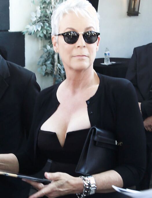 Jamie Lee Curtis Topless And Deep Cleavage Photos