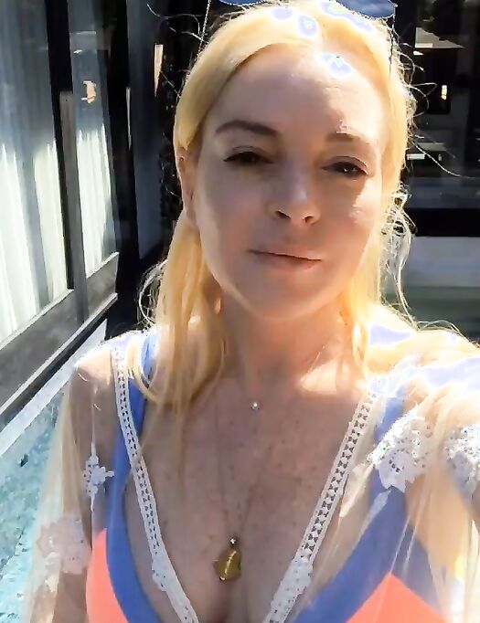 Lindsay Lohan Sexy Bikini Selfie Photos