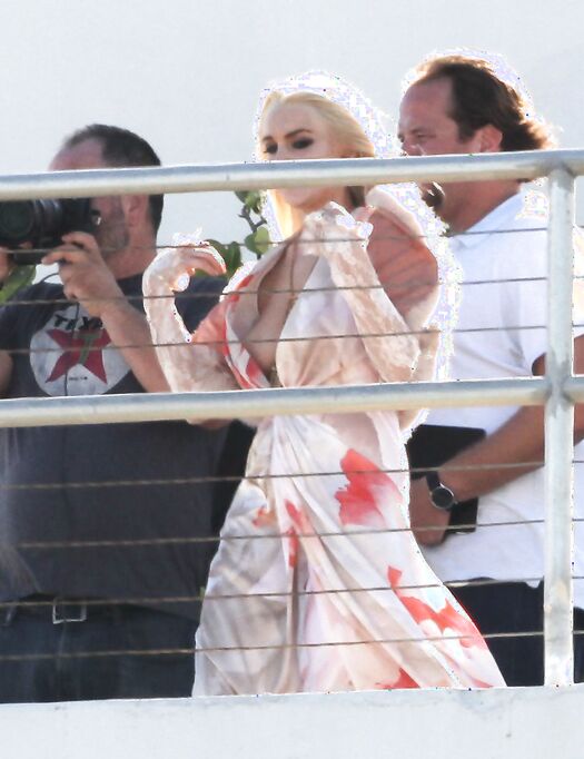Lindsay Lohan Bare Boobs Slip On Public